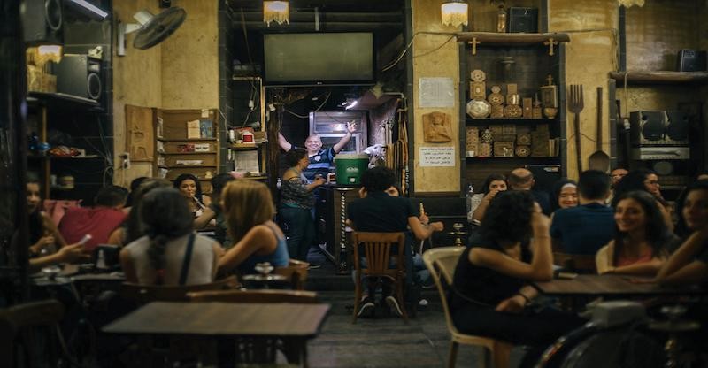 Bar oder Restaurant in Syrien mit vielen Menschen und guter Stimmung