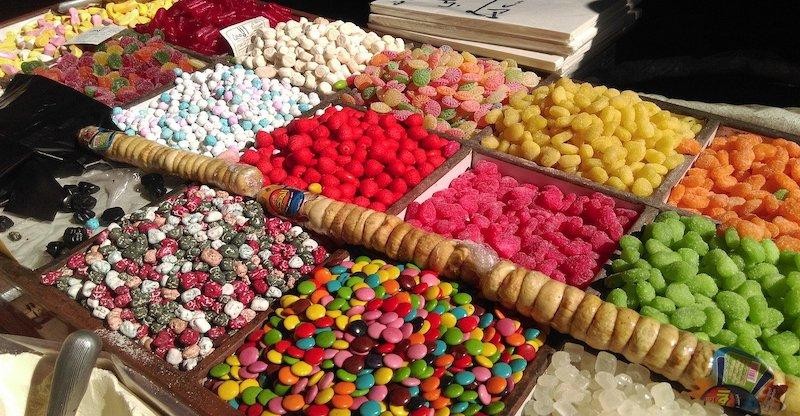 Souk oder Basar in Syrien, Stand mit bunten, leuchtenden Süßigkeiten