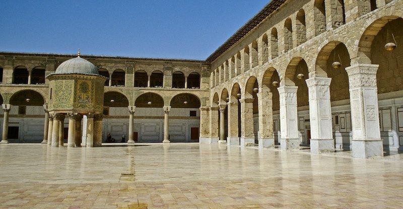 Leerer Innenhof der Umayyaden-Moschee in Damaskus in Syrien