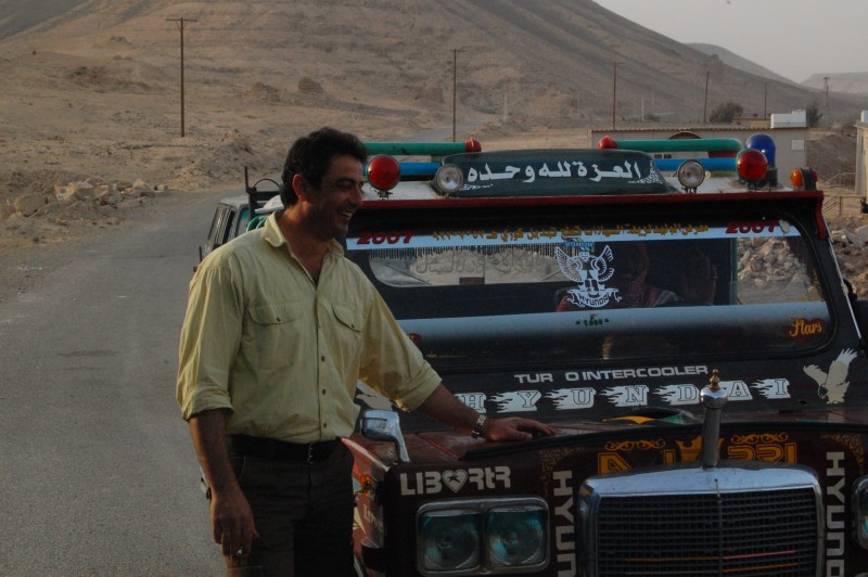 Reiseleiter Hassan mit Jeep in der Wüste in Syrien 