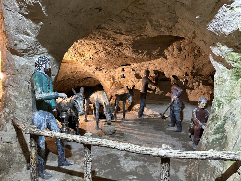 Holzfiguren und Esel in einer Höhle in Bludan in Syrien