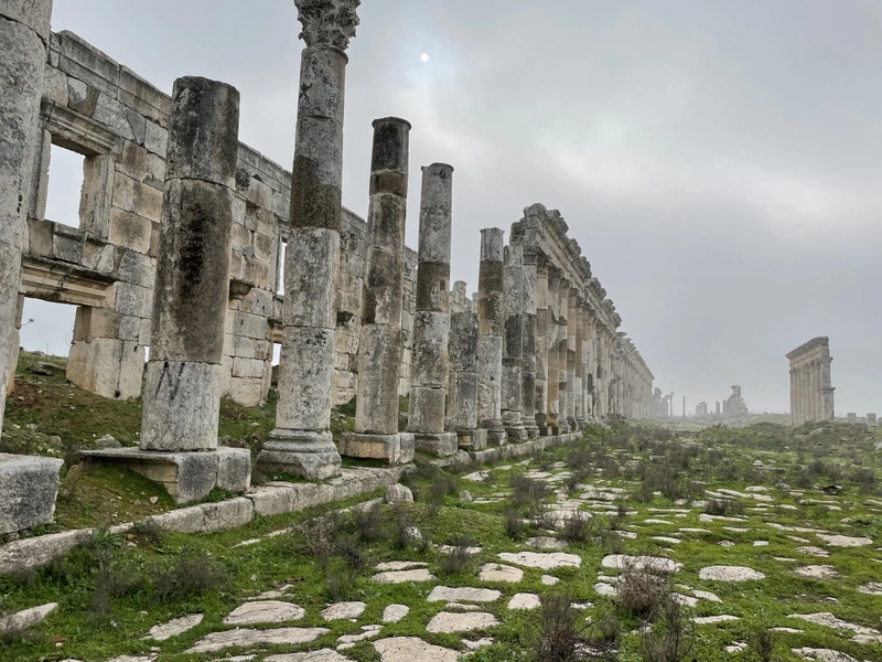 Säulen und Ruinen in archäologischem Tempelfeld in Syrien