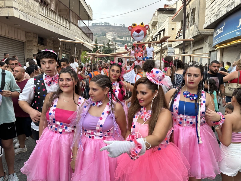 Verkleidete Mädchen und Frauen beim Karneval in Syrien
