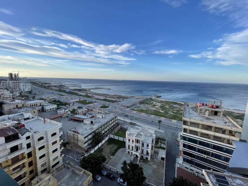 Blick über die Stadt Tartous und das Mittelmeer bei blauem Himmel