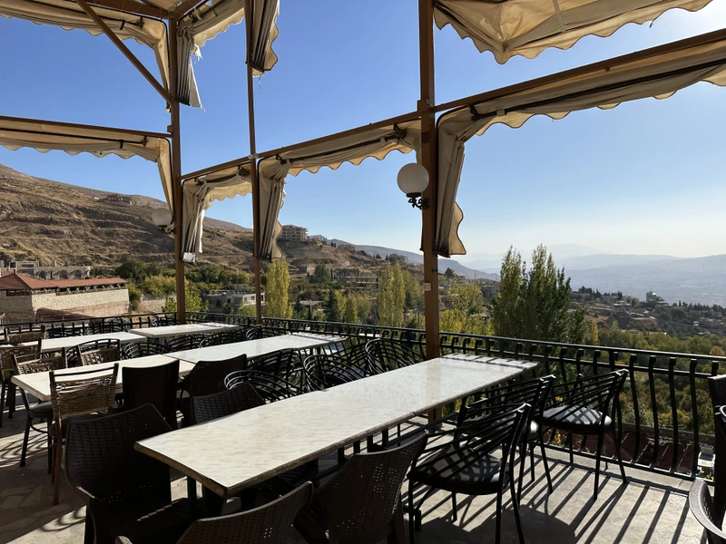 Restaurant Terrasse in den Bergen von Syrien