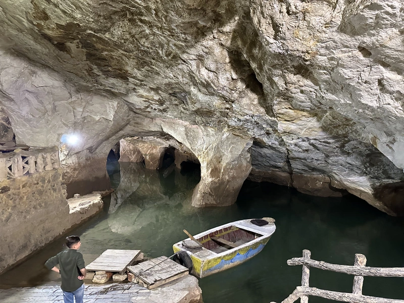 Unterirdischer See in einer Höhle in Syrien mit Boot