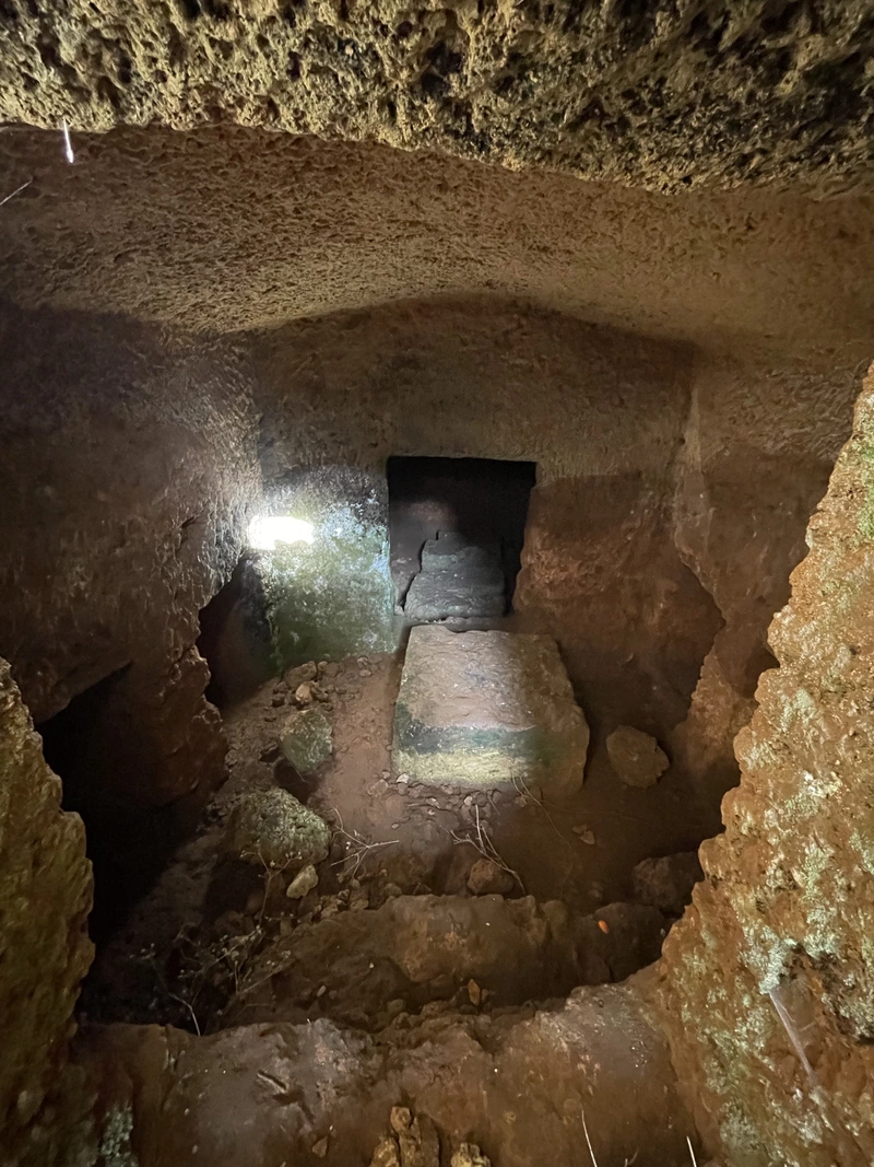 Höhle in der antiken Stätte Ugarit in Syrien